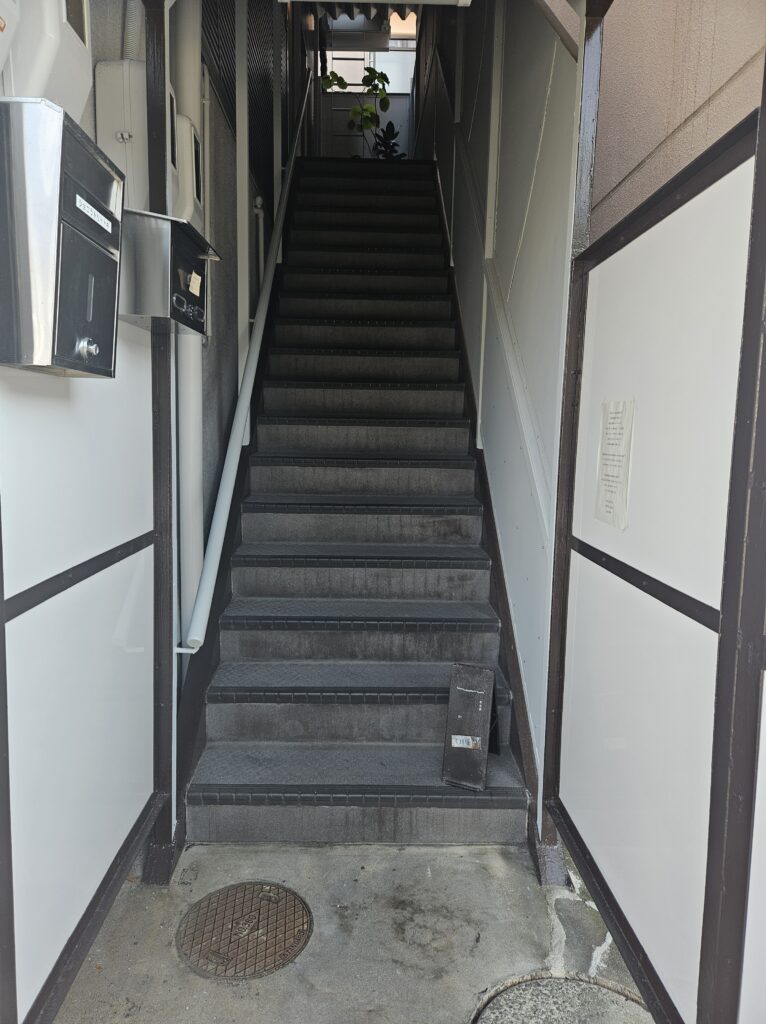 merci喫茶店の入り口階段